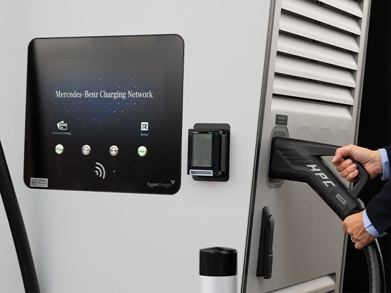Opções de carregamento | Mobilidade elétrica | Mercedes-Benz Uma estação da Rede de Carregamento Mercedes-Benz em funcionamento. Mobilidade elétrica by Mercedes-Benz.