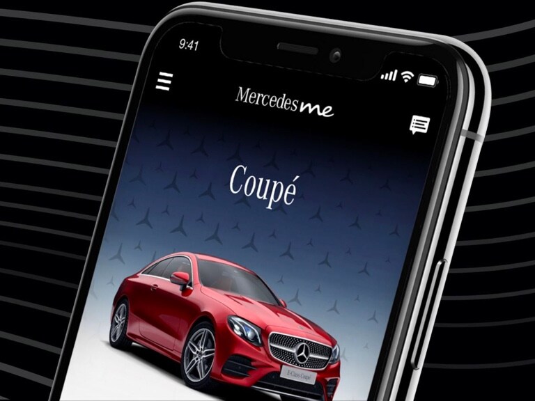 Num smartphone são apresentados os veículos de sonho futuros da Mercedes-Benz na aplicação Mercedes me. Num smartphone são apresentados os veículos de sonho futuros da Mercedes-Benz na aplicação Mercedes me.