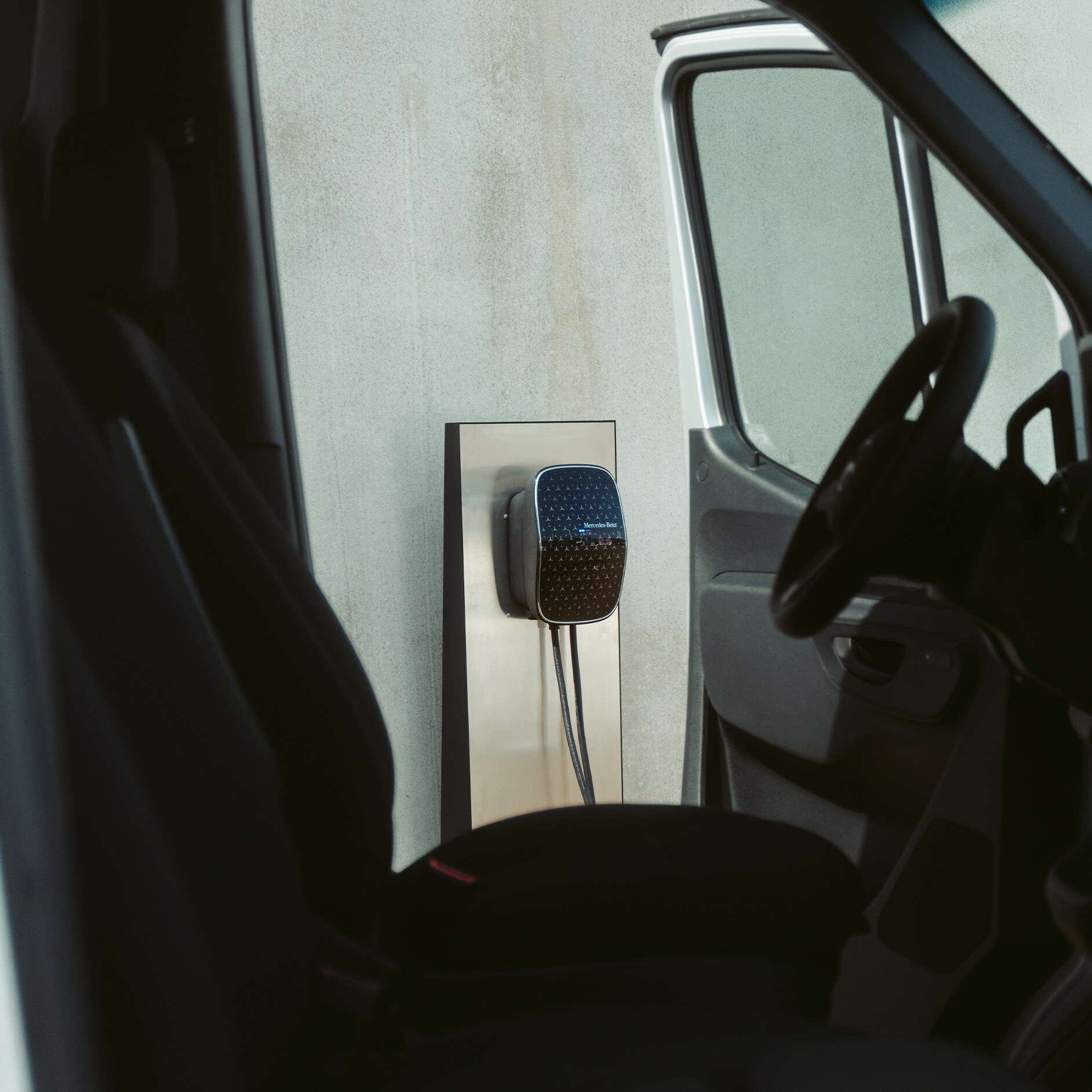 Carregamento em casa | Carregamento | Veículos comerciais ligeiros Mercedes-Benz Um veículo comercial ligeiro elétrico da Mercedes-Benz a carregar numa Mercedes-Benz Wallbox.