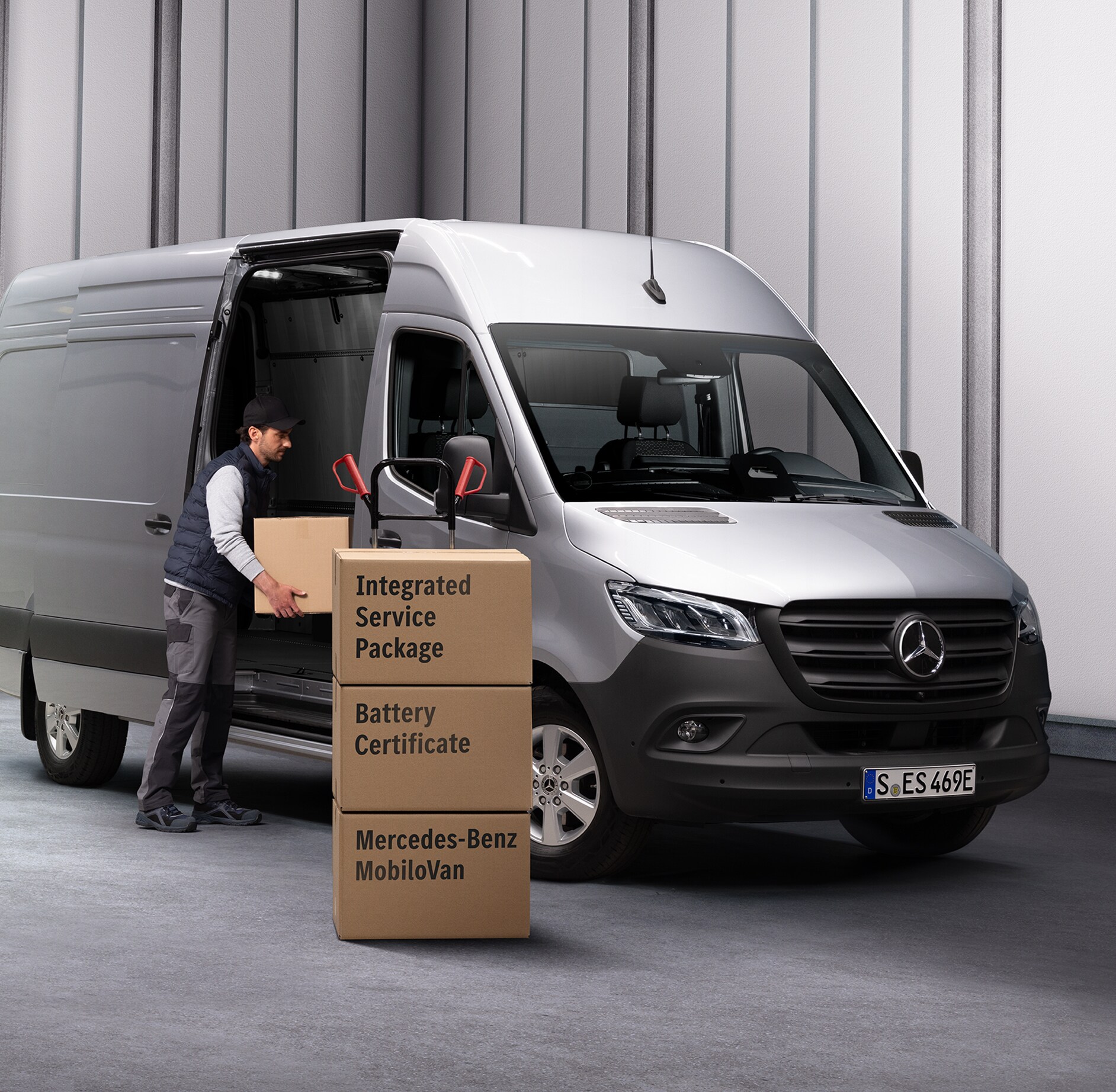 Oficina autorizada Mercedes-Benz | O Pacote de Serviços Integrados Uma pessoa descarrega caixas de um Mercedes-Benz eSprinter. Três caixas estão empilhadas em frente ao furgão. As caixas estão identificadas com nomes de produtos do Mercedes-Benz Service.