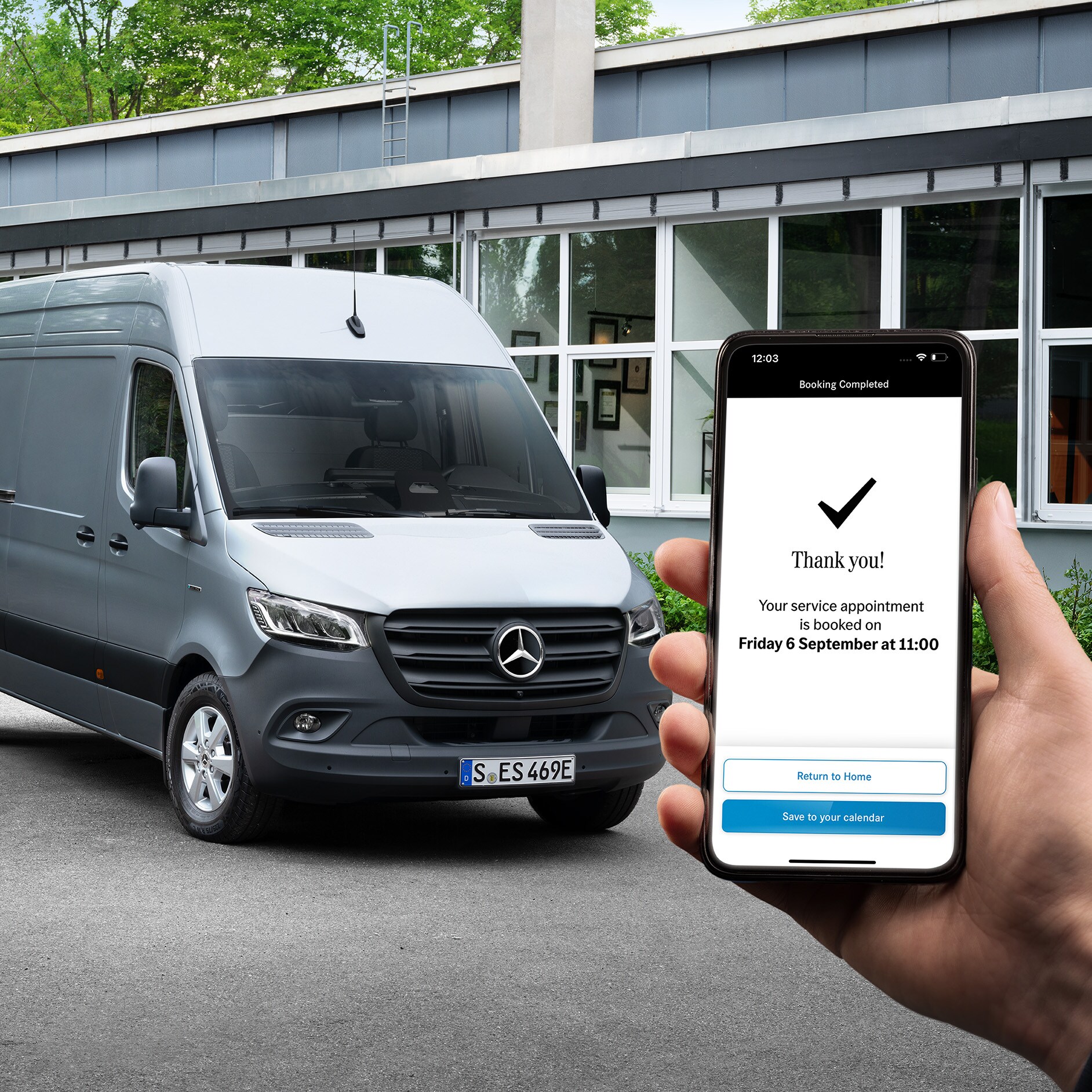 Veículos elétricos Mercedes-Benz | Assistência de serviço digital A imagem mostra a mensagem de agradecimento na aplicação de marcações online. Em segundo plano, um Mercedes-Benz eSprinter prateado está estacionado em frente a um edifício.
