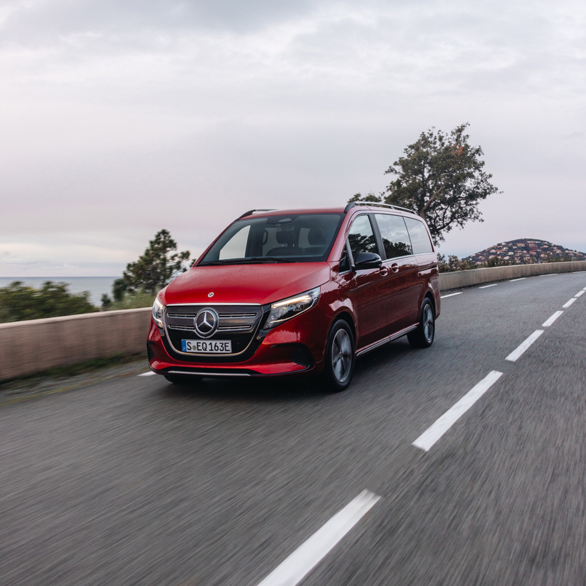 Veículos privados | Funcionalidades digitais extras | Mercedes-Benz Um Mercedes-Benz EQV numa estrada secundária.